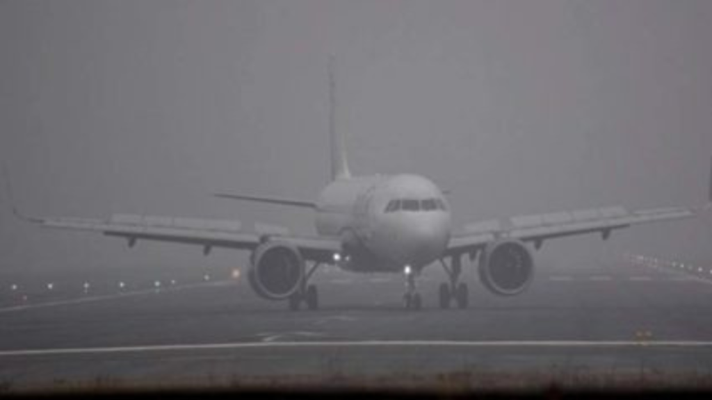 कोहरे के कारण delhi airport पर 80 उड़ानों में देरी, कई ट्रेनें निर्धारित समय से हुई लेट..