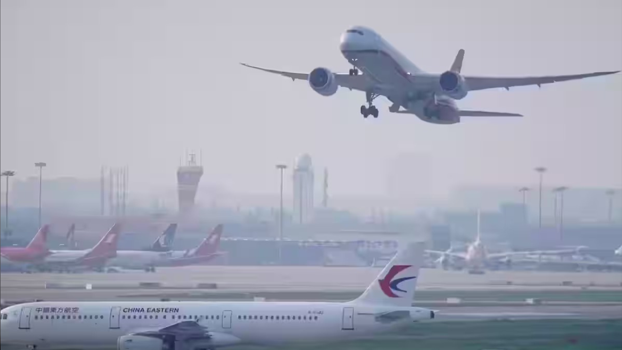 कोहरे के कारण delhi airport पर 80 उड़ानों में देरी, कई ट्रेनें निर्धारित समय से हुई लेट..