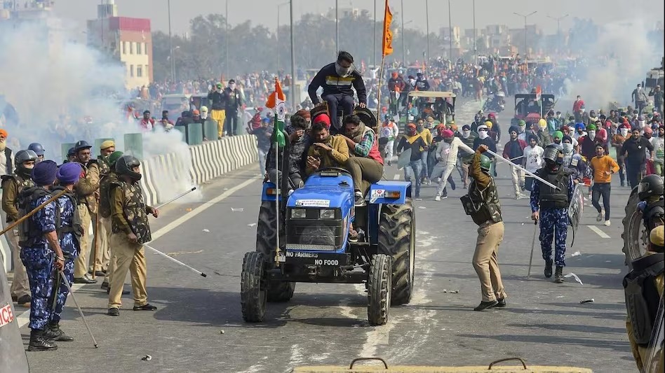 हरियाणा-पंजाब बॉर्डर पर पथराव, Farmers के आन्दोलन पर दिल्ली पुलिस के जवानों को किया तैनात..