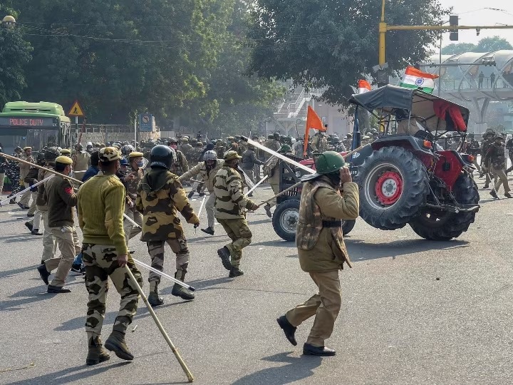 हरियाणा-पंजाब बॉर्डर पर पथराव, Farmers के आन्दोलन पर दिल्ली पुलिस के जवानों को किया तैनात..