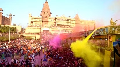 मथुरा ब्रज में चढ़ने लगा Holi का रंग, पारंपरिक होली का किया गया आयोजन...... 