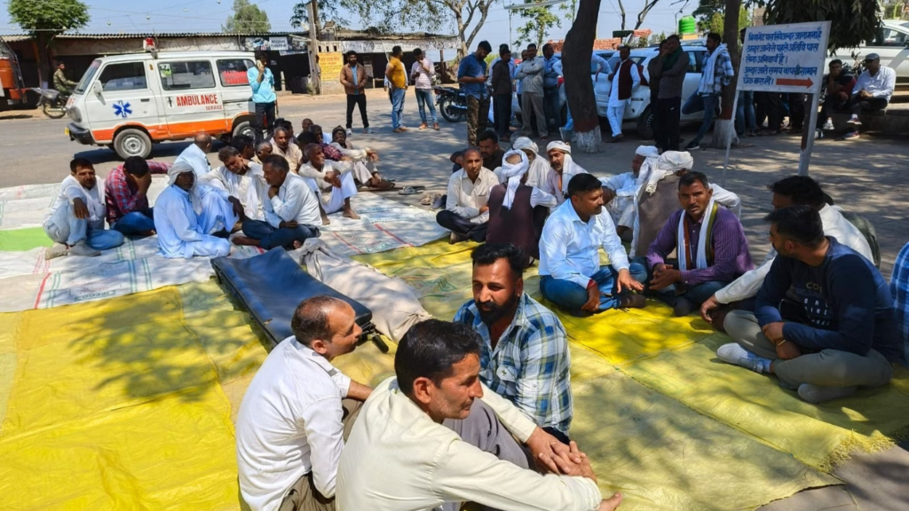 Muzaffarnagar में तितावी चीनी मिल के सुरक्षाकर्मी ने की आत्महत्या, धरने पर बैठे परिजन..