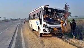 जौनपुर हाइवे पर अयोध्या जा रही Tourist Bus व ट्रक की भिड़ंत, 1 की मौत 17 लोग हुए घायल..