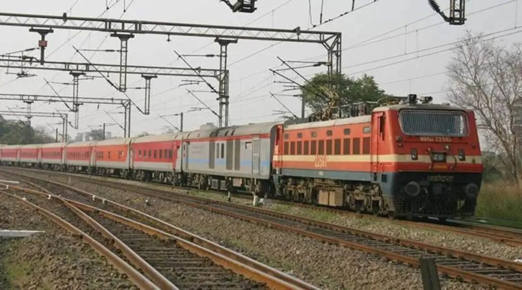 Train यात्री कितने दिन पहले बुक कर सकते हैं टिकट,जानने के लिए देखे ये रिपोर्ट...