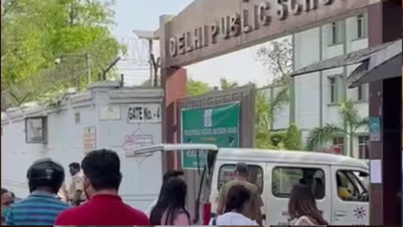 Delhi-NCR के 100 से ज्यादा स्कूलों को मिली बम की धमकी, बाहर निकाले गए बच्चे, तलाशी जारी…