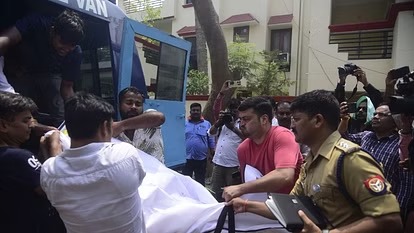 लखनऊ में रिटायर्ड IAS की पत्नी का कत्ल, 45 मिनट में बदमाशों ने मर्डर व लूट की घटना को दिया अंजाम....