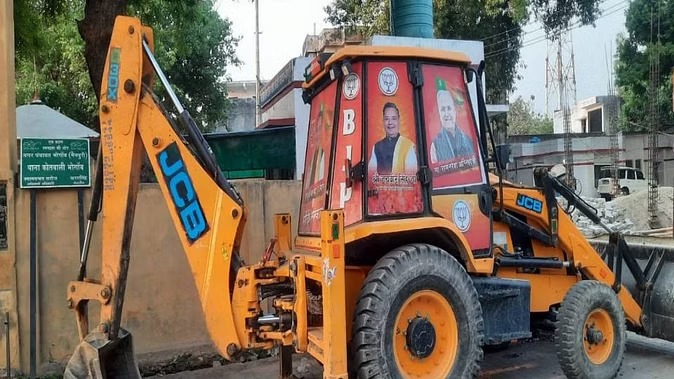 BJP मंत्री व विधायक की फोटो लगी JCB कर रहीं थी खनन, सीओ व एसडीएम ने तीन को किया सीज, जाने रिपोर्ट.....