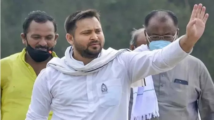 अंतिम चरण के मतदान से पहले Tejashwi Yadav ने शिक्षकों पर खेला बड़ा दांव, CM नीतीश से कर दी ये डिमांड....