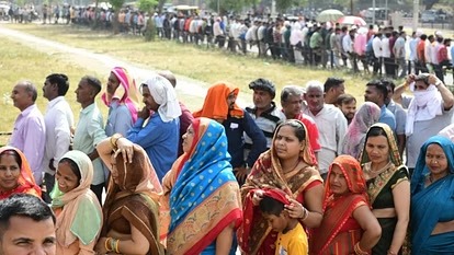 LokSabha Elections : यूपी की 17 सीटों पर महिलाओं ने पुरुषों से ज्यादा किया मतदान, आगे रही अवध-पूर्वांचल की आधी आबादी….