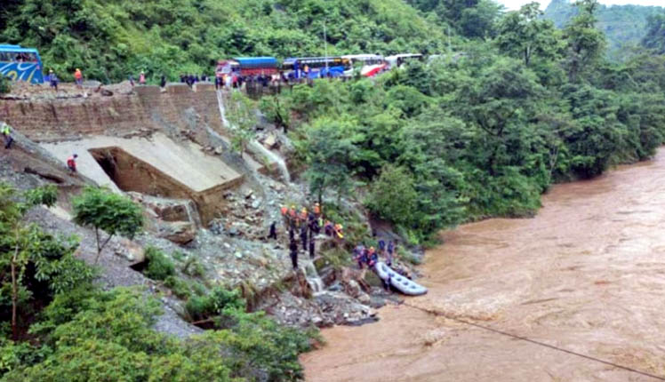 Nepal Landslide : मलबे की चपेट में आकर नदी में गिरी दो बसें; 7 भारतीयों की मौत-50 से ज्यादा लापता