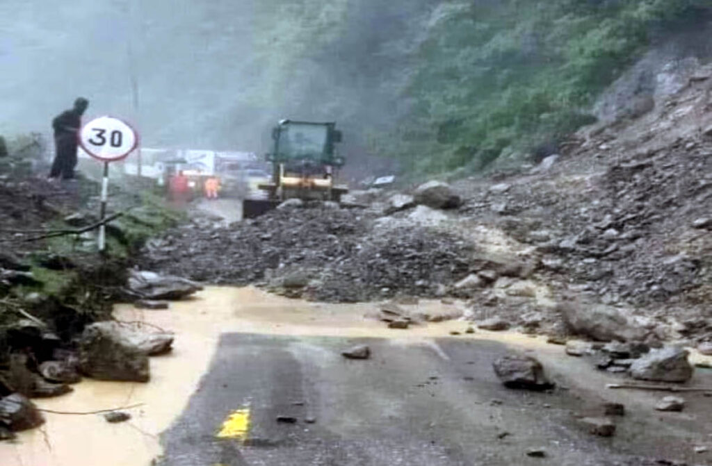 Nepal Landslide : मलबे की चपेट में आकर नदी में गिरी दो बसें; 7 भारतीयों की मौत-50 से ज्यादा लापता