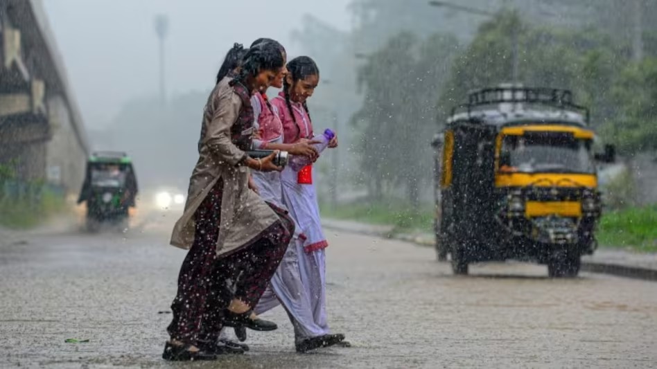 दिल्ली-एनसीआर में हो रही तेज Rain , मौसम हुआ बड़ा सुहाना.....