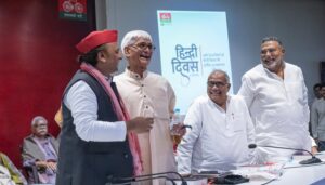 Akhilesh Yadav ने किया प्रमोद त्यागी की पुस्तक 'शापित योद्धा कर्ण' का विमोचन