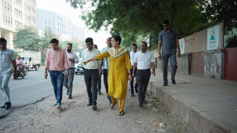 एक्शन में दिल्ली सरकार, सड़कों पर उतरी Atishi कैबिनेट, जाने पूरा मामला…