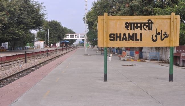 Shamli में चालक की लापरवाही से पलटी तेज रफ्तार स्कूल वैन,करीब पांच छात्र घायल...