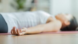 शवासन Yogasana के अभ्यास का सही तरीका और समय, जानें इसके फायदे...