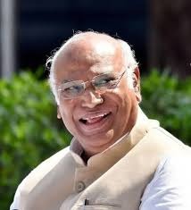 कांग्रेस अध्यक्ष Kharge की मंच पर भाषण देते हुए बिगड़ी तबीयत, जाने पूरा मामला...