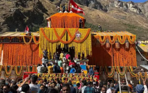 धामों में दीपोत्सव की तैयारी....फूलों से सजाया गया Badrinath-केदारनाथ मंदिर,