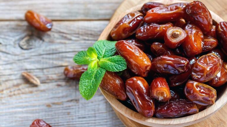 Dates खाने से सेहत को मिलते है ढरे सारे फायदे, जानिए खाने का तारीका...