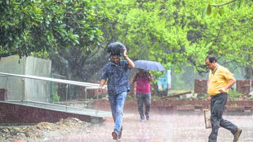 10 राज्यों में भारी Rain की चेतावनी, दिल्ली-एनसीआर में कैसा रहेगा हाल जानिए...