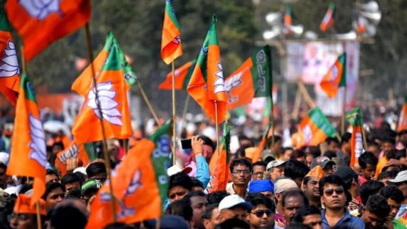 यूपी उपचुनाव के बीच BJP और सपा में चल रहा पोस्टर वार, जाने पूरा मामला…