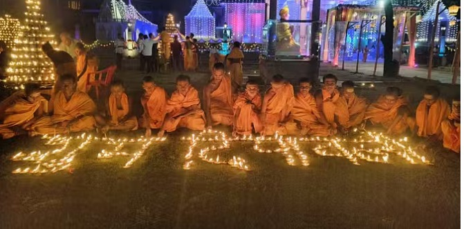 Diwali पर काशी नगरी जगमगा उठी, विश्वनाथ मंदिर में हुई लक्ष्मी पूजा।