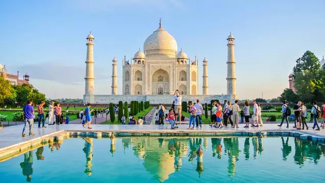 Taj Mahal की व्यवस्था देख रो पड़ा विदेशी पर्यटक, उठाये व्यवस्था पर सवाल…