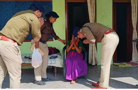 Uttarakhand पुलिस की पहल ...दरवाजे पर हालचाल जानने पहुंचे तो छलक पड़े बुजुर्गों के आंसू