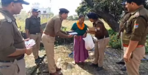 Uttarakhand पुलिस की पहल ...दरवाजे पर हालचाल जानने पहुंचे तो छलक पड़े बुजुर्गों के आंसू