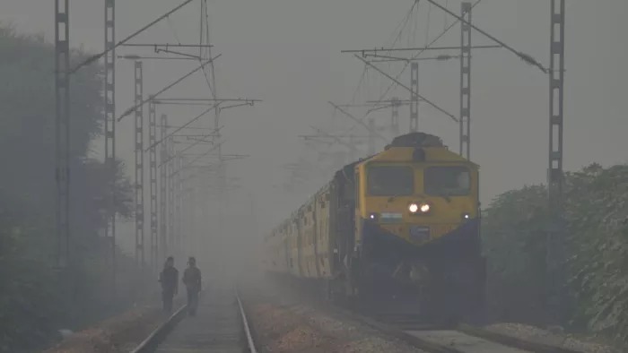 fog के कारण ट्रेनो की गति धीमी, रेलवे ने 22 ट्रेनों को किया निरस्त…