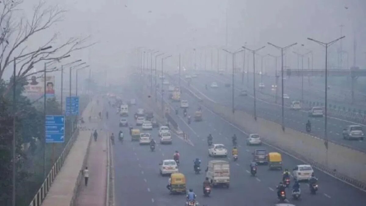 दिल्ली में इन दिनों Cold और वायु प्रदूषण दोनों का कहर, जाने अपने शहर का हाल...