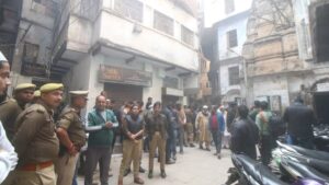 Varanasi में मंदिर की सूचना के बाद बढ़ा तनाव, बंद कराई दुकानें...