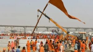 Varanasi में योगी के अफसरों को निर्देश, महाकुंभ में बनाए श्रद्धालुओं के लिए उचित व्यवस्था...