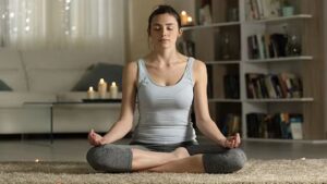 इन Yogasanas का अभ्यास सर्दियों में सोने से पहले करें, नहीं लगेगी सर्दी...