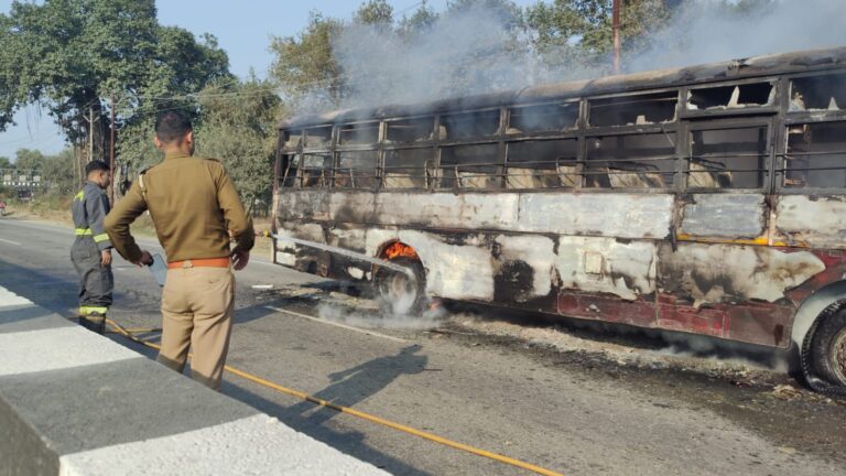 सहारनपुर नेशनल हाईवे मार्ग पर roadways bus में लगी भीषण आग, जलकर हुई खाक...