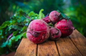 कच्चा Beetroot या इसका जूस? जानिए आपके शरीर के लिए क्या है ज्यादा फायदेमंद