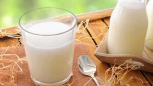 रात को रेगुलर Milk पीने की बनाएं आदत, कैल्शियम की कमी होती है दूर...