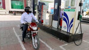 शामली: 'No Helmet No Fuel' नियम की उड़ रही धज्जियां, पेट्रोल पंपों पर 10 रुपये में किराए पर हेलमेट!