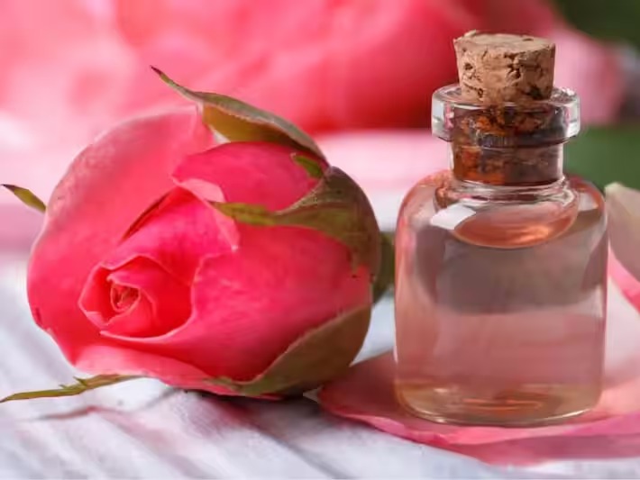 Rose water चेहरे का ग्लो बढ़ाने के लिए हैं काफी फायदेमंद....