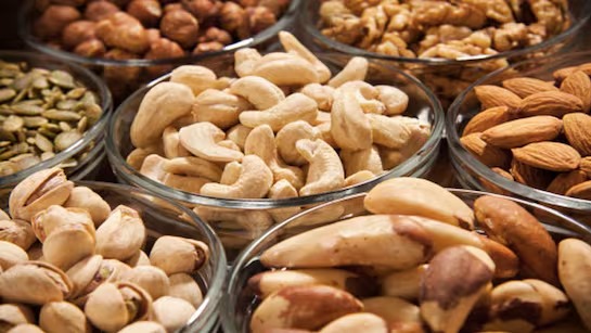 बिना भिगोए कभी ना खाएं ये 3 dry fruits;भिगोने से मिलेंगे ढेरों फायदे,