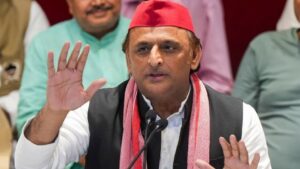 Akhilesh Yadav के आवास के बाहर लगी होर्डिंग, राजनीतिक गलियारों में बना चर्चा का विषय...