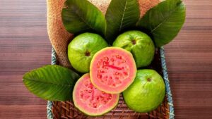 Guava को आग में पकाकर खाने से होते है ये फायदे, दूर होगी हफ्तों पुरानी खांसी...