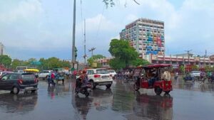 यूपी में तीन दिन Rain और वज्रपात का अलर्ट जारी, मौसम का बदलेगा मिजाज...