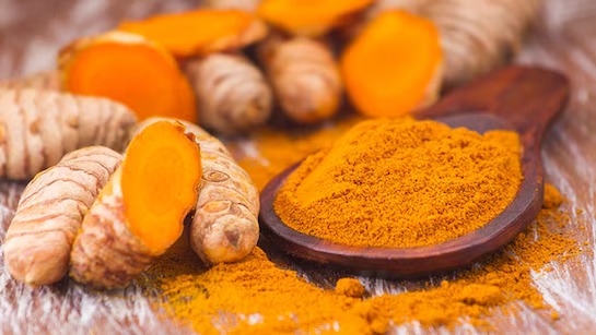 कच्ची Turmeric सेहत के लिए है बेहद फायदेमंद, कई बीमारियों के सितम से बचाएगा...