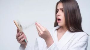 इन 4 नुस्खों से पाएं Dandruff से छुटकारा,हेयर फॉल का सबसे बड़ा कारण बन सकता है डैंड्रफ...