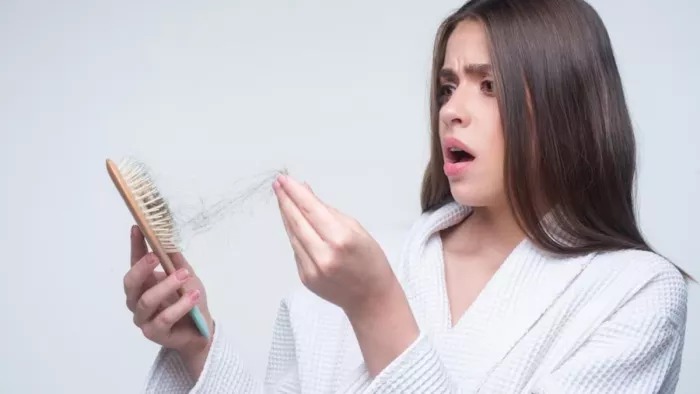 इन 4 नुस्खों से पाएं Dandruff से छुटकारा,हेयर फॉल का सबसे बड़ा कारण बन सकता है डैंड्रफ…