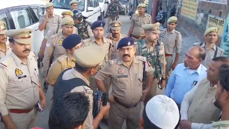 Hapur पुलिस का फ्लैग मार्च, त्योहारों के मद्देनजर सुरक्षा व्यवस्था को लेकर अधिकारियों ने की बड़ी तैयारी।