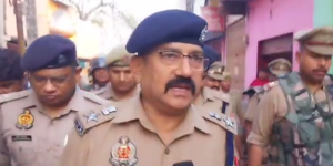 Hapur पुलिस का फ्लैग मार्च, त्योहारों के मद्देनजर सुरक्षा व्यवस्था को लेकर अधिकारियों ने की बड़ी तैयारी।