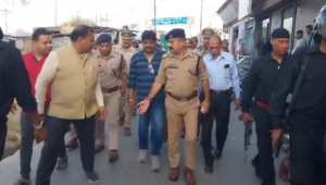 Hapur पुलिस का फ्लैग मार्च, त्योहारों के मद्देनजर सुरक्षा व्यवस्था को लेकर अधिकारियों ने की बड़ी तैयारी।