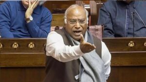 Kharge के एक शब्द पर संसद में तनातनी; राज्यसभा में जमकर हंगामा, भाजपा ने की माफी की मांग...